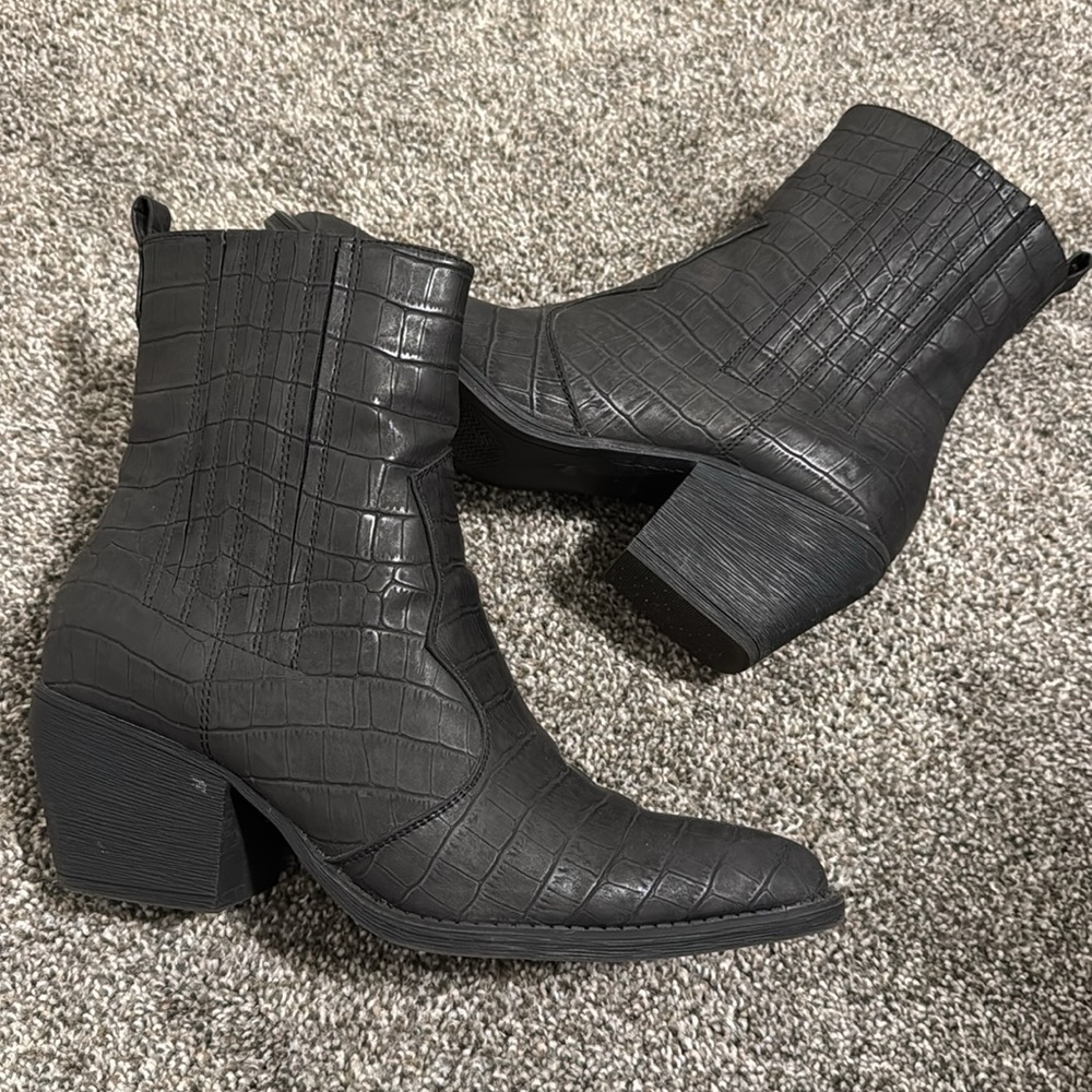 Black Alligator Pattern Booties - image 4